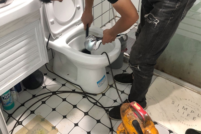 公安疏通下水道