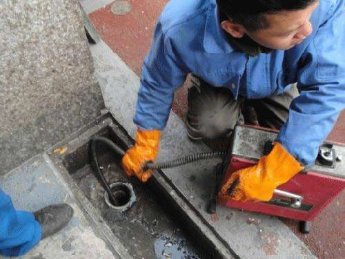 公安疏通下水道